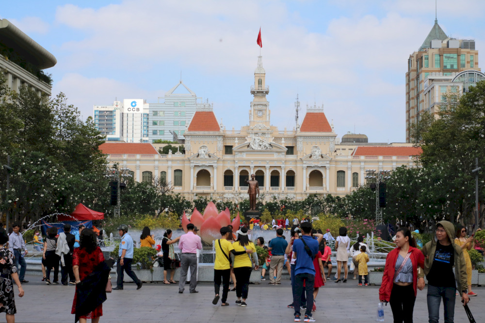 Nguyen Hue Walking Street is located right in the center of District 1 with a length of more than 670m